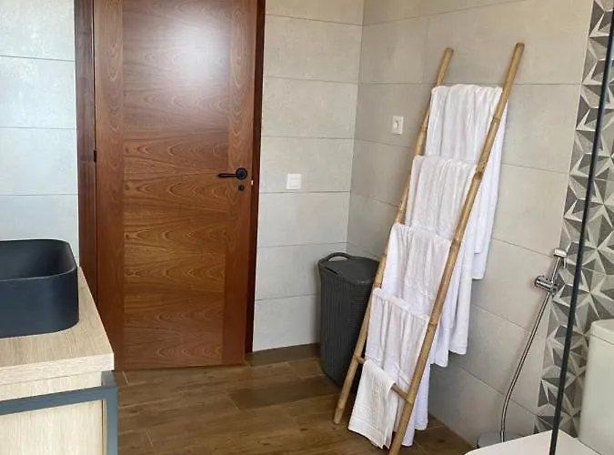 Rosa De La Laguna Villa