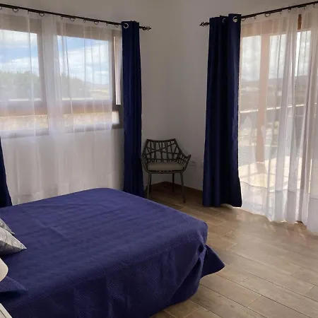 Rosa De La Laguna Villa