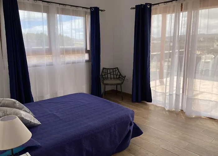 Rosa De La Laguna Villa